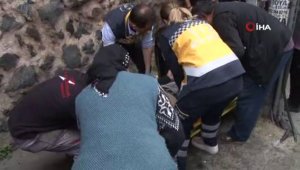 Kontrolünü kaybeden motosikletli otobüsün altına girdi