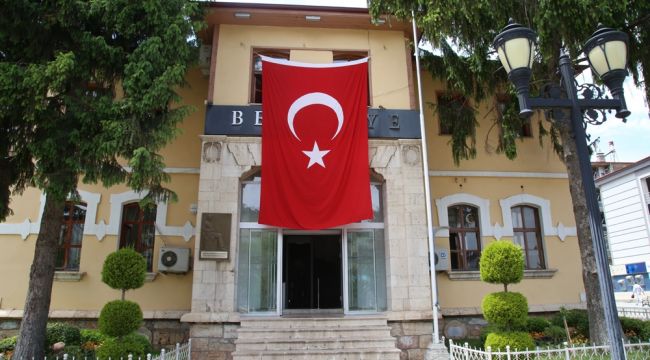 Kumrular Türk bayrağının gölgesine yuva kurdu