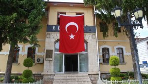 Kumrular Türk bayrağının gölgesine yuva kurdu