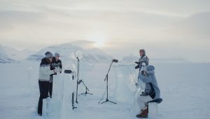 Kuzey Kutbu'nda buzdan enstrümanlarla konser