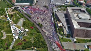 Metrelerce uzunluktaki kortej ve miting alanı havadan görüntülendi.
