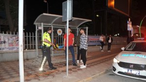 Minibüs dolmuş durağına çarptı, 3 kişi ölümden döndü