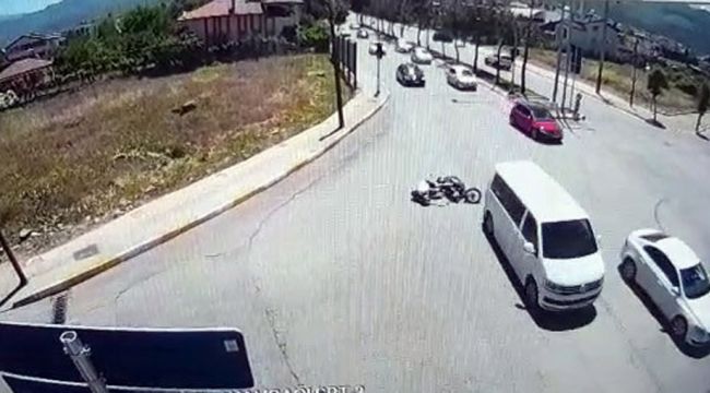 Minibüs motosiklete çarptı ardına bile bakmadan kaçtı