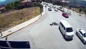 Minibüs motosiklete çarptı ardına bile bakmadan kaçtı