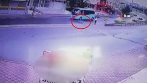 Motosiklet sürücüsünün metrelerce sürüklendiği kaza kamerada