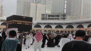 Müslümanlar tavaflarını yağmur altında yaptı