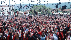 Mustafa Ceceli konseriyle mezuniyeti kutladılar
