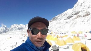 Nepalli dağcı yine Everest'in zirvesinde