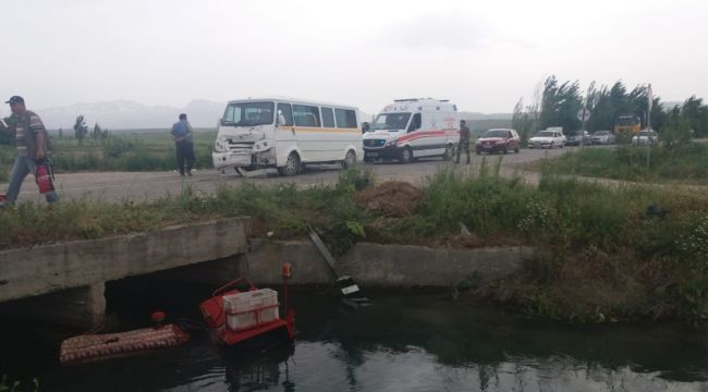 Öğrenci taşıyan minibüsün çarptığı traktör kanala düştü: 13 yaralı