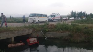Öğrenci taşıyan minibüsün çarptığı traktör kanala düştü: 13 yaralı