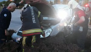 Otomobil içerisinde sıkışan 3 yaralıyı itfaiye kurtardı