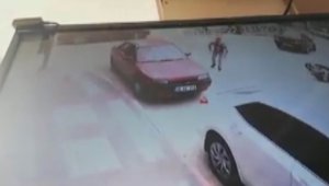 Otomobil ile motosiklet çarpıştı, kaza anı kameraya yansıdı