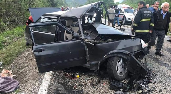 Otomobiller kafa kafaya çarpıştı: 1 ölü, 4 yaralı