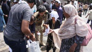 Pakistan'da sokaklarda ıslak havlu dağıtıldı