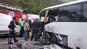 Personel servisi ile tüp yüklü minibüs çarpıştı: 1 ölü, 15 yaralı