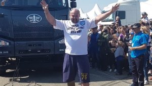 Rus rekortmen 18 tonluk kamyonu iple çekerek yeni dünya rekoruna imza attı