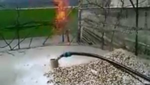 Serasını sulamak için açtığı sondaj kuyusundan alev püskürdü