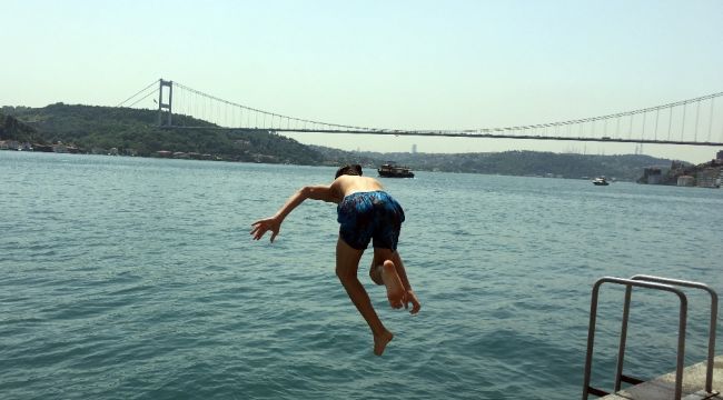 Sıcaktan bunalan İstanbullular soluğu boğaz kenarında aldı
