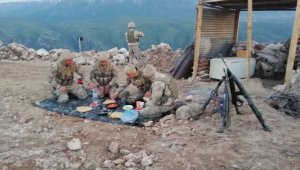 Siirt'te Mehmetçik görev başında iftarını açıyor