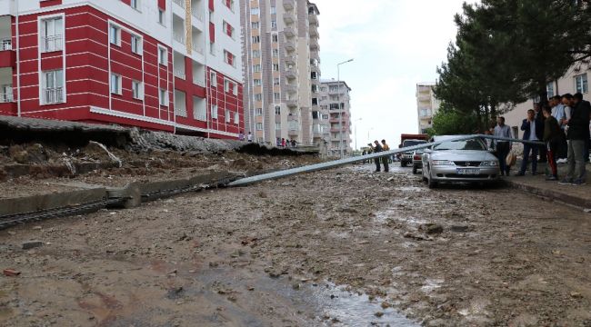 Sivas'ta aşırı yağış sonrası sitesinin istinat duvarı çöktü