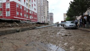 Sivas'ta aşırı yağış sonrası sitesinin istinat duvarı çöktü