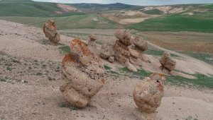 Sivas'taki esrarengiz kayalar dikkat çekiyor