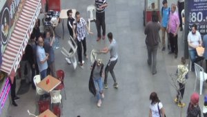 Sokak ortasında sandalyeler havada uçuştu