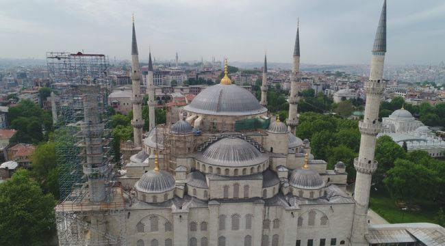 Sultanahmet Camii'nde camlar kırılarak restorasyon iskelesi kuruldu