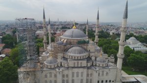 Sultanahmet Camii'nde camlar kırılarak restorasyon iskelesi kuruldu