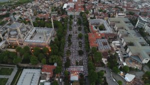 Sultanahmet'te 15 bin kişi top atışıyla ilk oruçlarını açtı