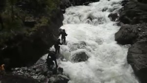 Suya kapılan askerlerden biri kurtarıldı