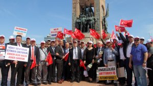 Taksim Meydanı'nda davul ve zurna eşliğinde 1 Mayıs kutlaması