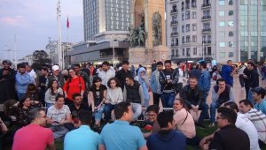 Taksim'de şarkı söylen İranlı turistler büyük ilgi gördü