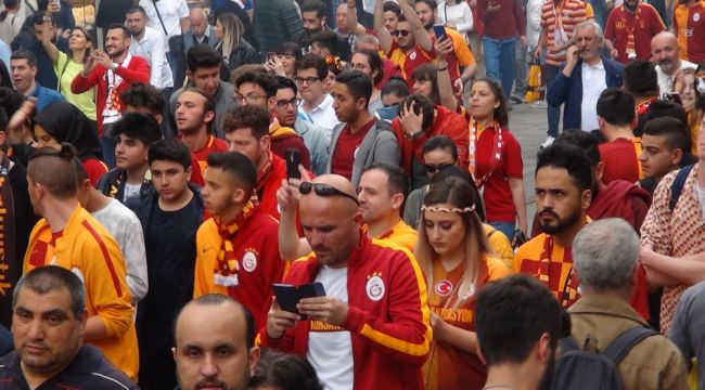 Taksim'de toplanan Galatasaray taraftarları Fenerbahçe atkısı yırttı