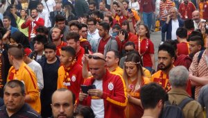 Taksim'de toplanan Galatasaray taraftarları Fenerbahçe atkısı yırttı