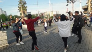 Taksim'de zeybek oynayan öğrencilere yoğun ilgi