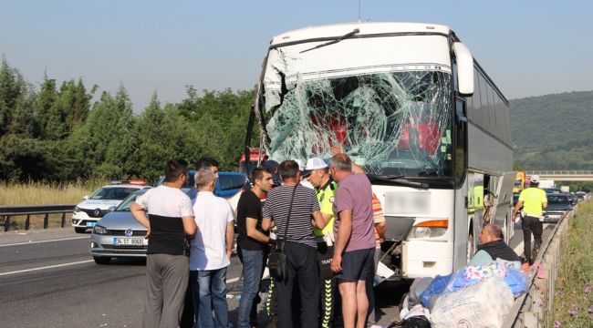 TEM otoyolunda 3 araç çarpıştı: 5 yaralı