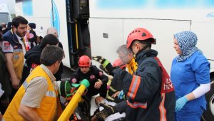 TEM'de otobüs tıra çarptı: 7 yaralı