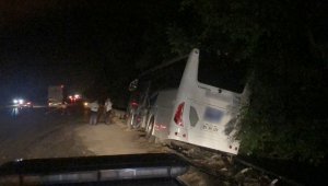 TEM'de otomobille çarpışan otobüsü devrilmesini bariyerler önledi
