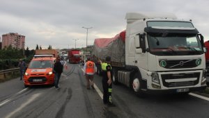 TEM'de tır ile kamyon çarpıştı, 15 kilometre kuyruk oluştu