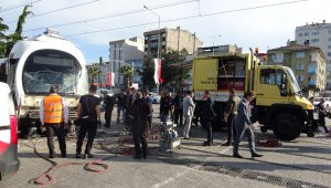 Tır ile çarpışan tramvay raydan çıktı