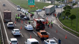 Tıra çarpan lüks araç hurdaya döndü: 1 ölü, 1 yaralı