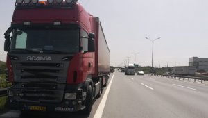 Tırın arkadan vurduğu otomobilin yarısı yok oldu: 2 ağır yaralı