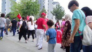 Torununu "kaybolmasın" diye beline ip bağlayıp dolaştırdı