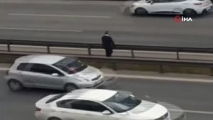 Trafiğe aldırmadı canını hiçe saydı