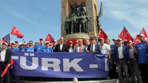 Türk-İş üyeleri Taksim Cumhuriyet Anıtı'na çelenk bıraktı