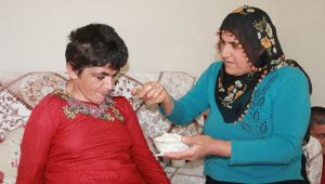 Üç engelli çocuğuna hem annelik hem de babalık yapıyor