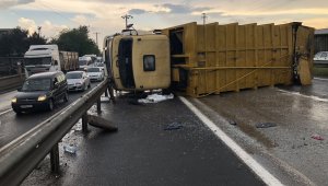 Yağış kazaları getirdi, çöp kamyonu devrildi