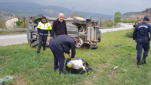 Yağış nedeniyle kayganlaşan yolda cip taklalar attı: 4 yaralı