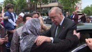 Yaşlı kadından Cumhurbaşkanı Erdoğan'a dua, "Allah seni korusun"
